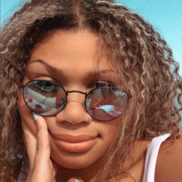 Meet your Posher, Mia - Picture 1 of 1